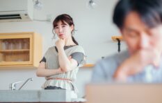 夫の過去の浮気を知った妻