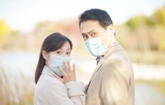 不倫相手との密会を押さえられた男女