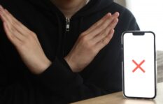 スマホを禁止された夫のイメージ